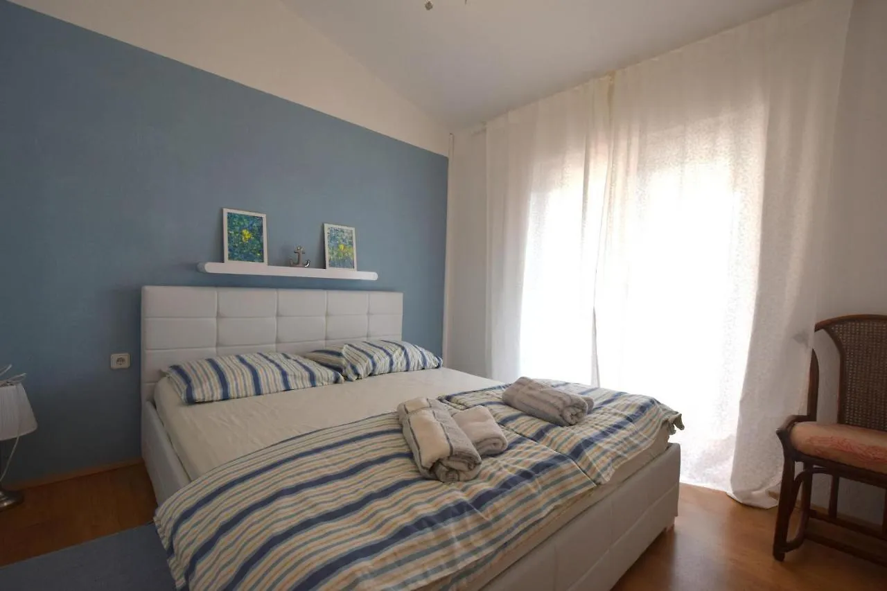 Apartment Luis Pinezici  0*, Pinezici (Krk) Croatia