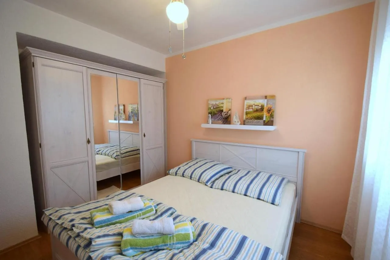 Apartment Luis Pinezici  0*, Pinezici (Krk) Croatia